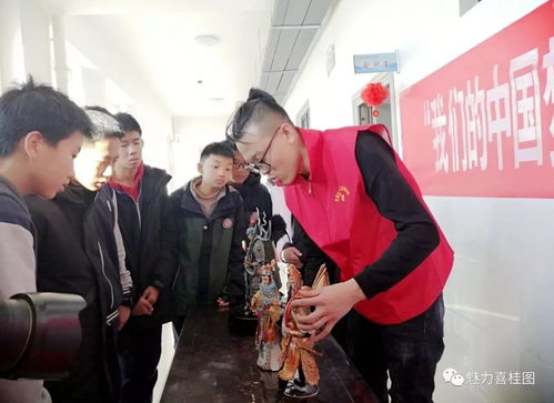 石拐區(qū)文聯(lián)組織文藝志愿者開展“我們的中國夢——文化進萬家、進校園”文化藝術(shù)交流活動